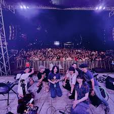 Lamp playing live